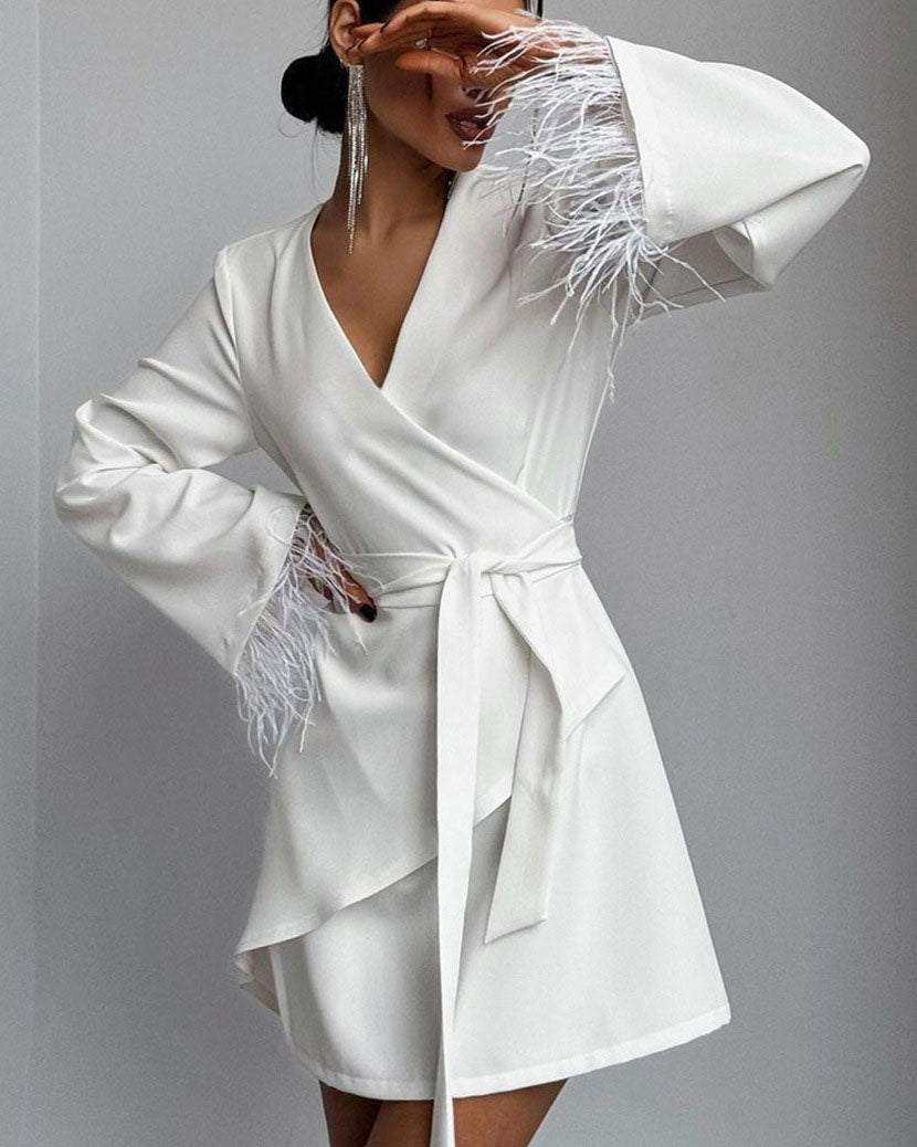 Vestido corto con mangas largas, lazo ajustable y detalles elegantes de plumas