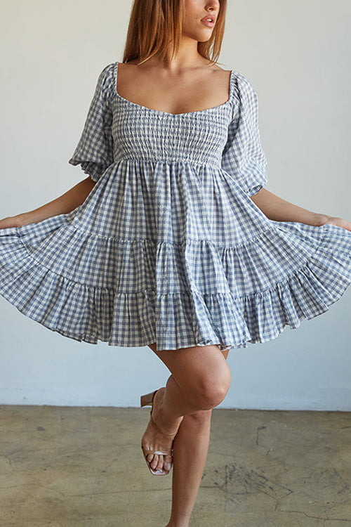 Vestido estilo babydoll con diseño de cuadros y detalle fruncido ideal para un mira casual y femenino