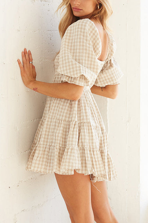 Vestido estilo babydoll con diseño de cuadros y detalle fruncido ideal para un mira casual y femenino