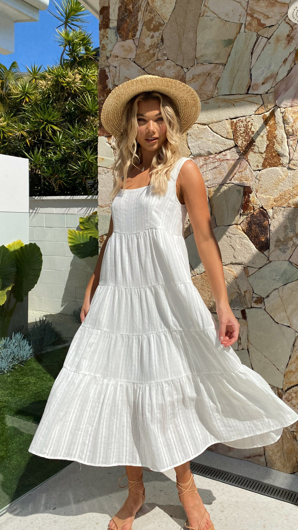 Vestido midi moderno y ligero con tirantes anchos y diseño elegante