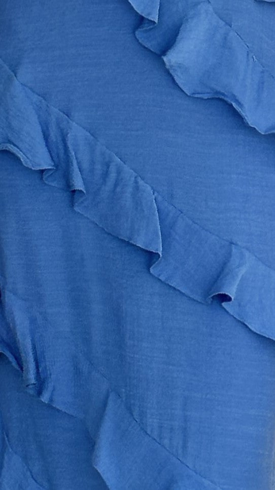 Vestido largo moderno y ligero con cordón fino en el cuello y volantes diagonales