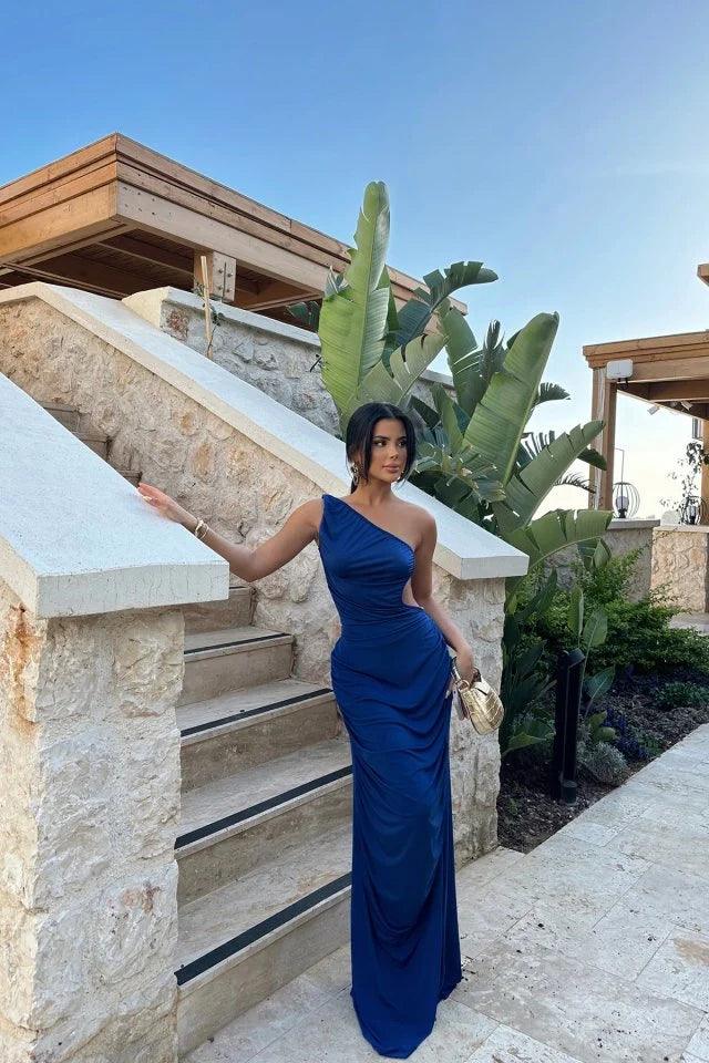 Vestido largo elegante con un solo hombro y espalda descubierta