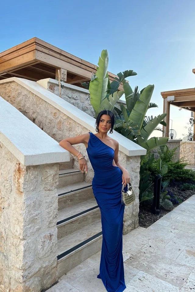 Vestido largo elegante con un solo hombro y espalda descubierta