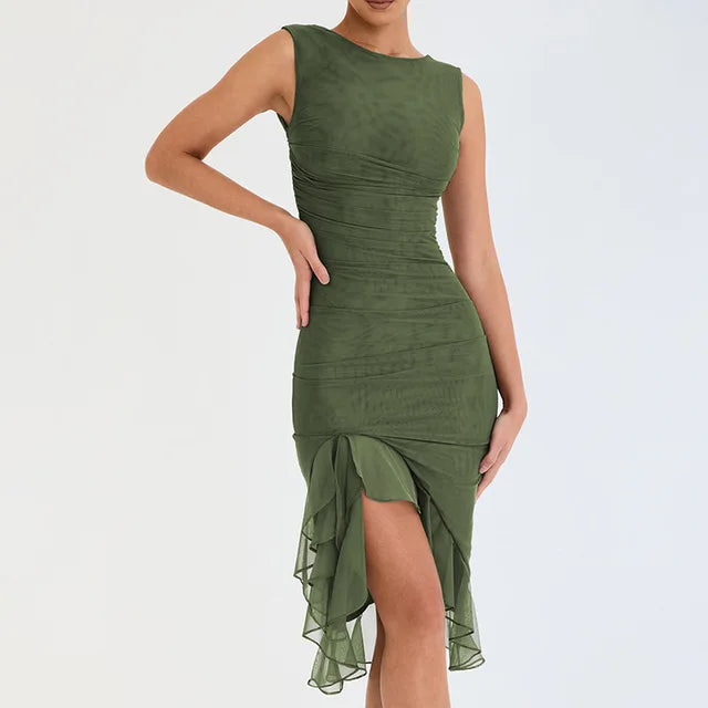 Vestido elegante de mujer con escote barco y diseño asimétrico ideal para un mira moderno