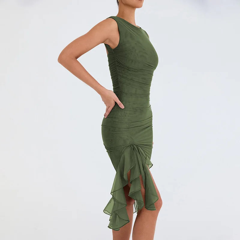Vestido elegante de mujer con escote barco y diseño asimétrico ideal para un mira moderno
