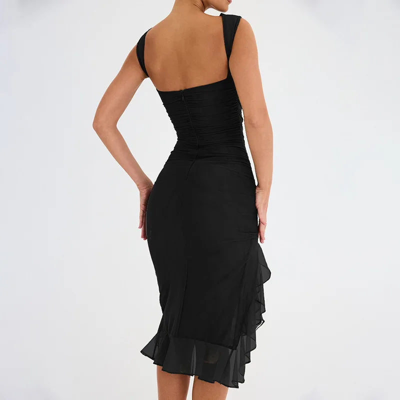 Vestido elegante de mujer con escote barco y diseño asimétrico ideal para un mira moderno