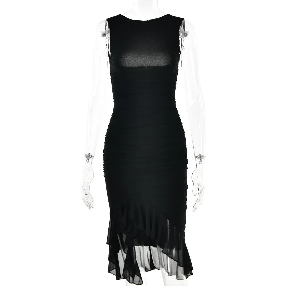 Vestido elegante de mujer con escote barco y diseño asimétrico ideal para un mira moderno