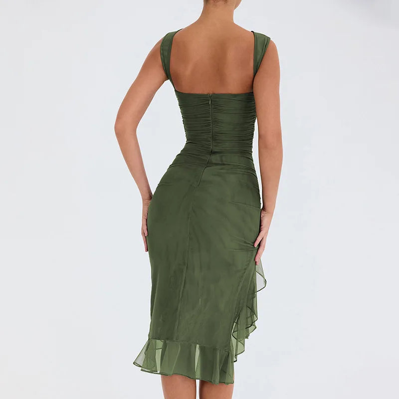 Vestido elegante de mujer con escote barco y diseño asimétrico ideal para un mira moderno