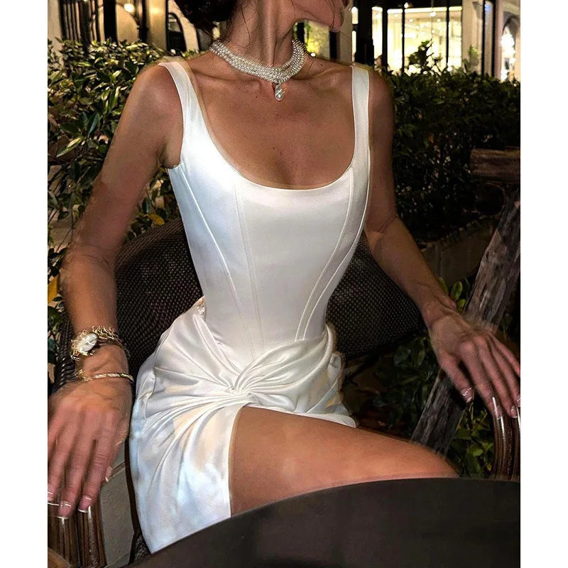 Vestido de novia elegante con hombros descubiertos y falda texturizada