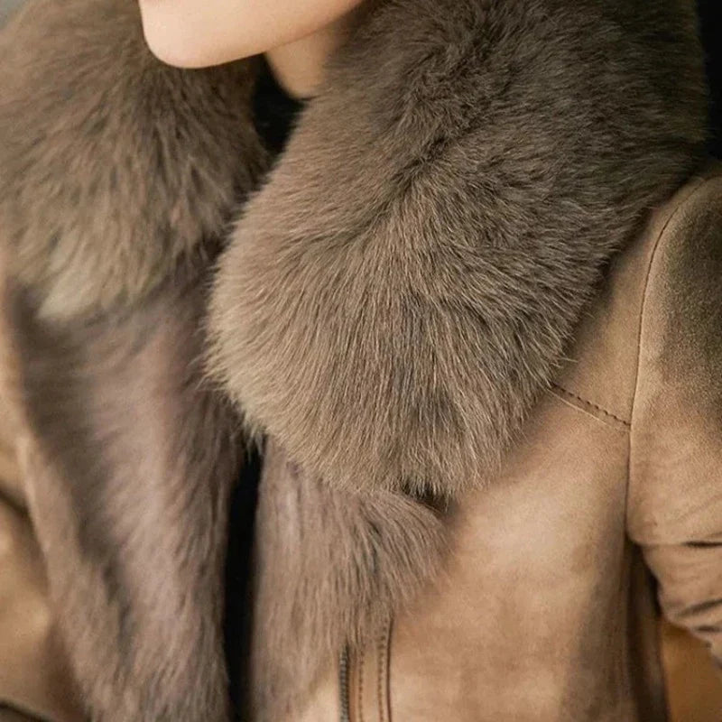 Chaqueta elegante para mujer con cuello de diseño moderno