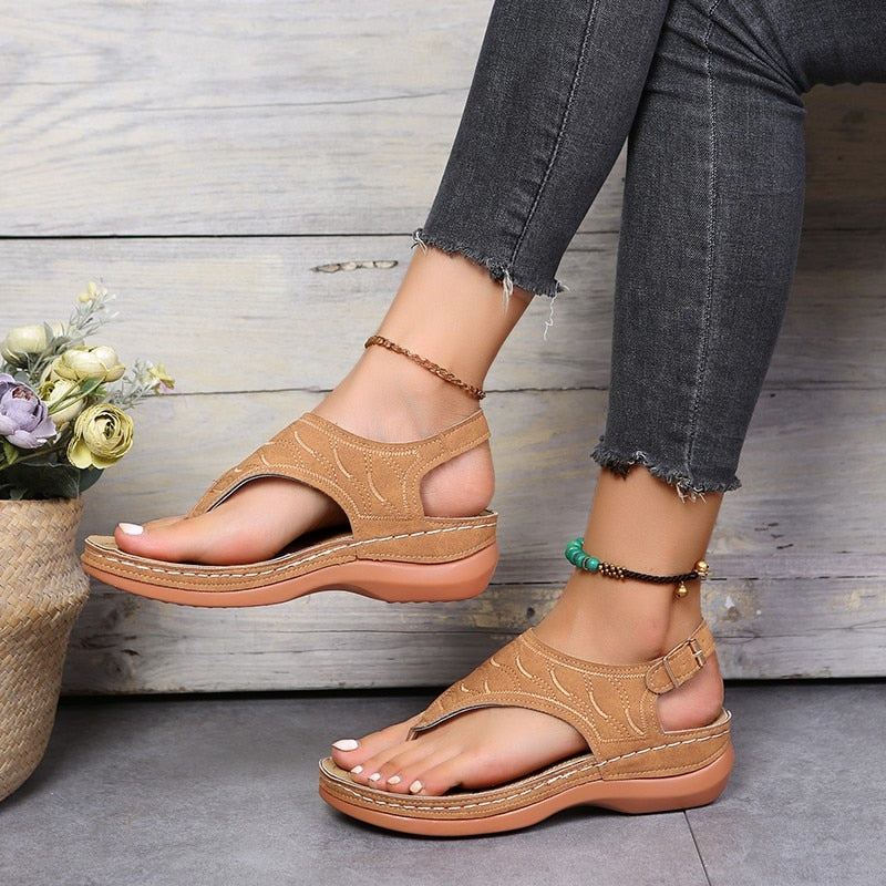 Sandalias deportivas modernas para mujer con diseño casual