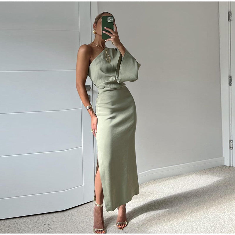Vestido midi elegante y moderno de un solo hombro con mangas largas