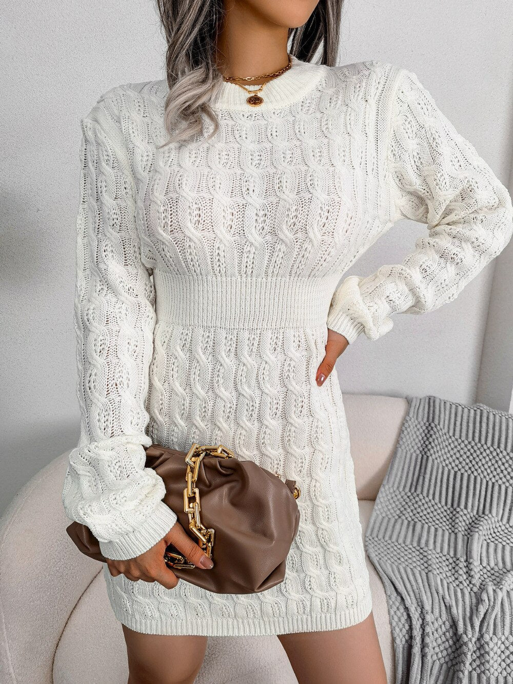 Vestido suéter corto con bordados para un estilo casual