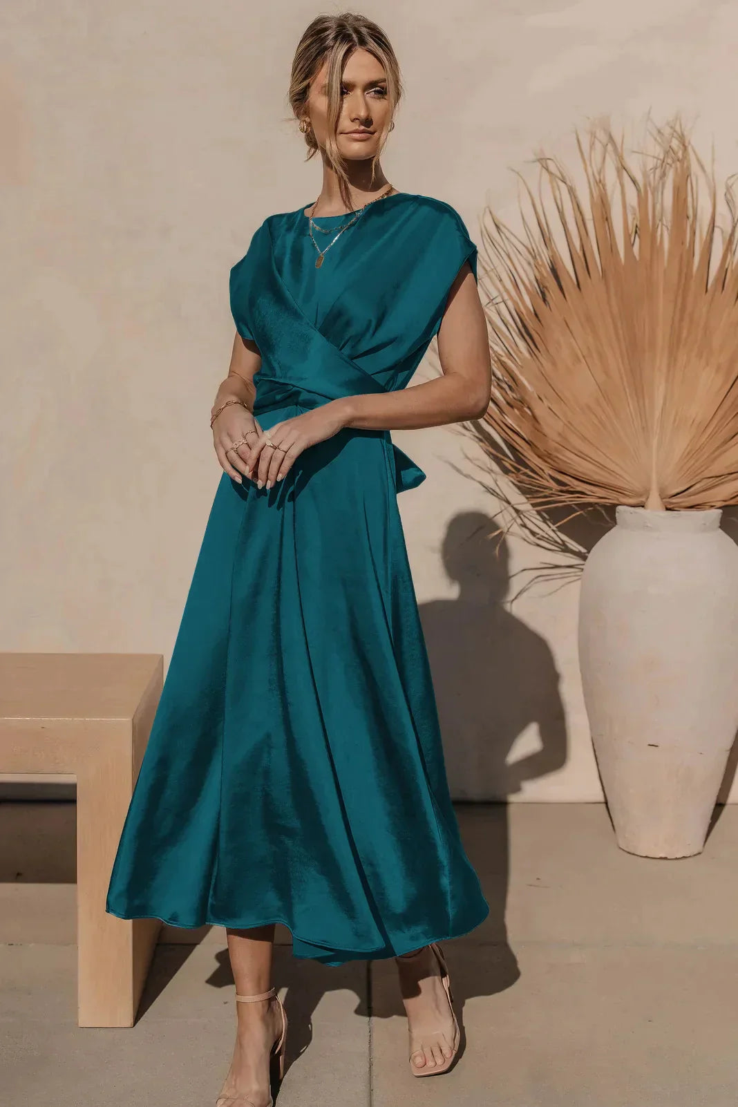 Vestido midi de noche elegante con cinturón ajustable