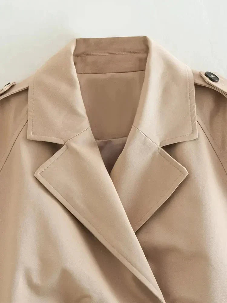 Gabardina corta para mujer con estilo moderno y sofisticado