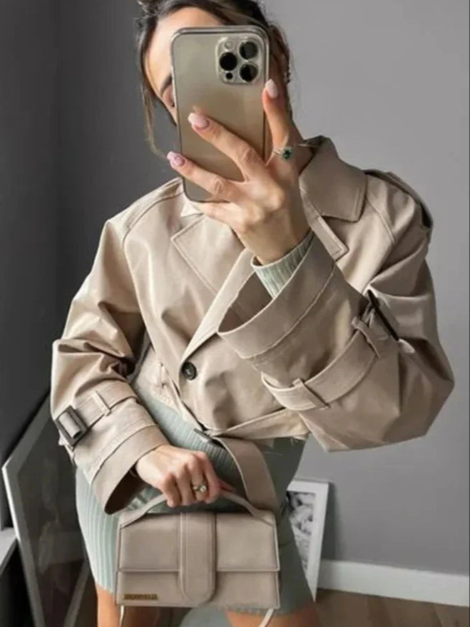 Gabardina corta para mujer con estilo moderno y sofisticado