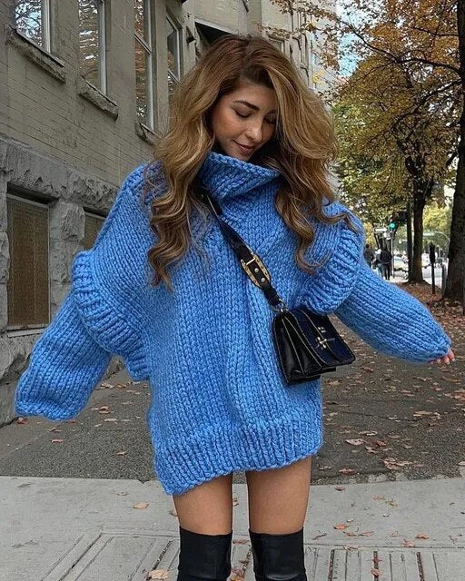 Un suéter acogedor y holgado con escote amplio y mangas largas para una apariencia elegante
