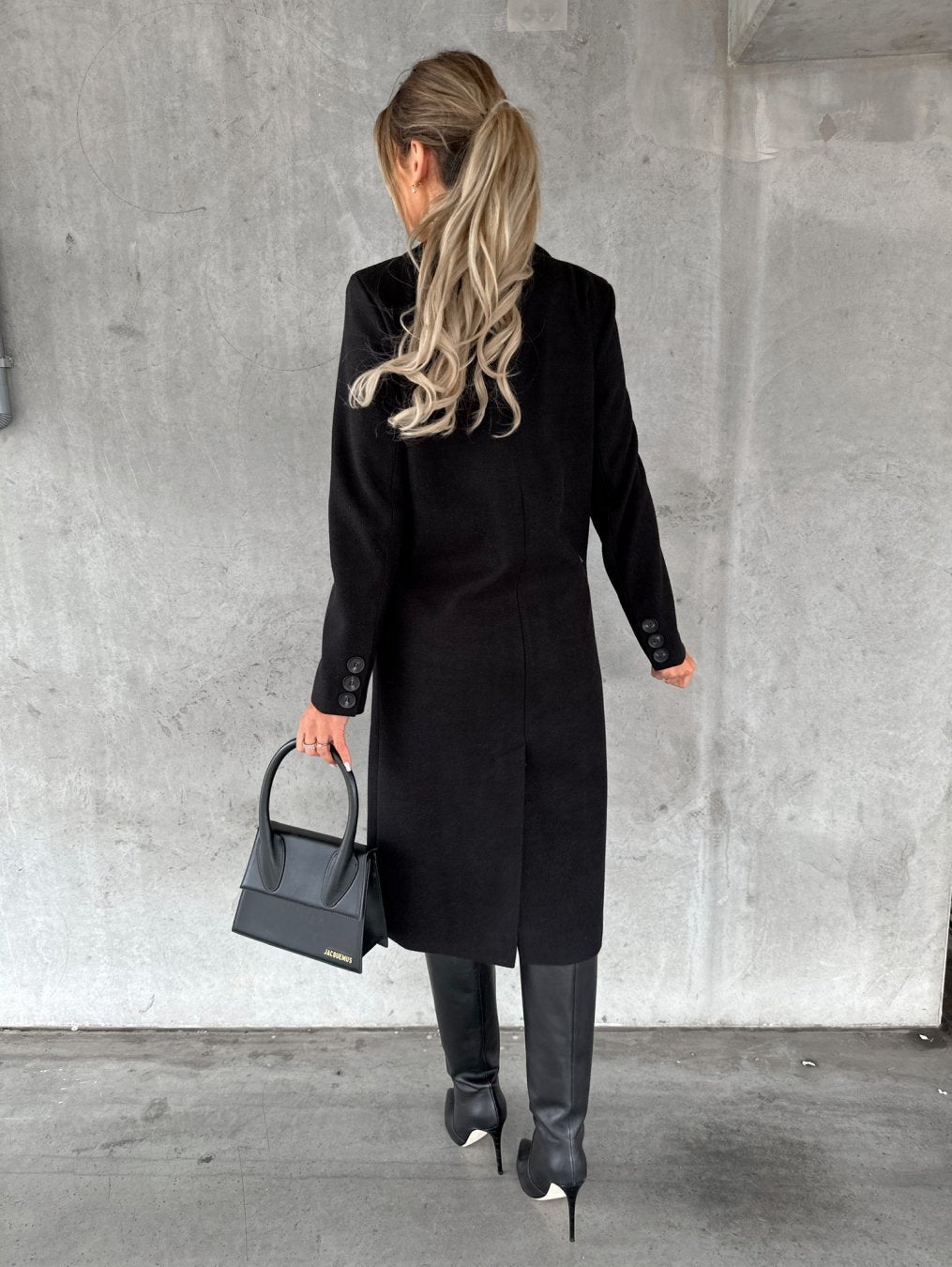 Abrigo largo clásico para mujer con botones y solapas elegantes