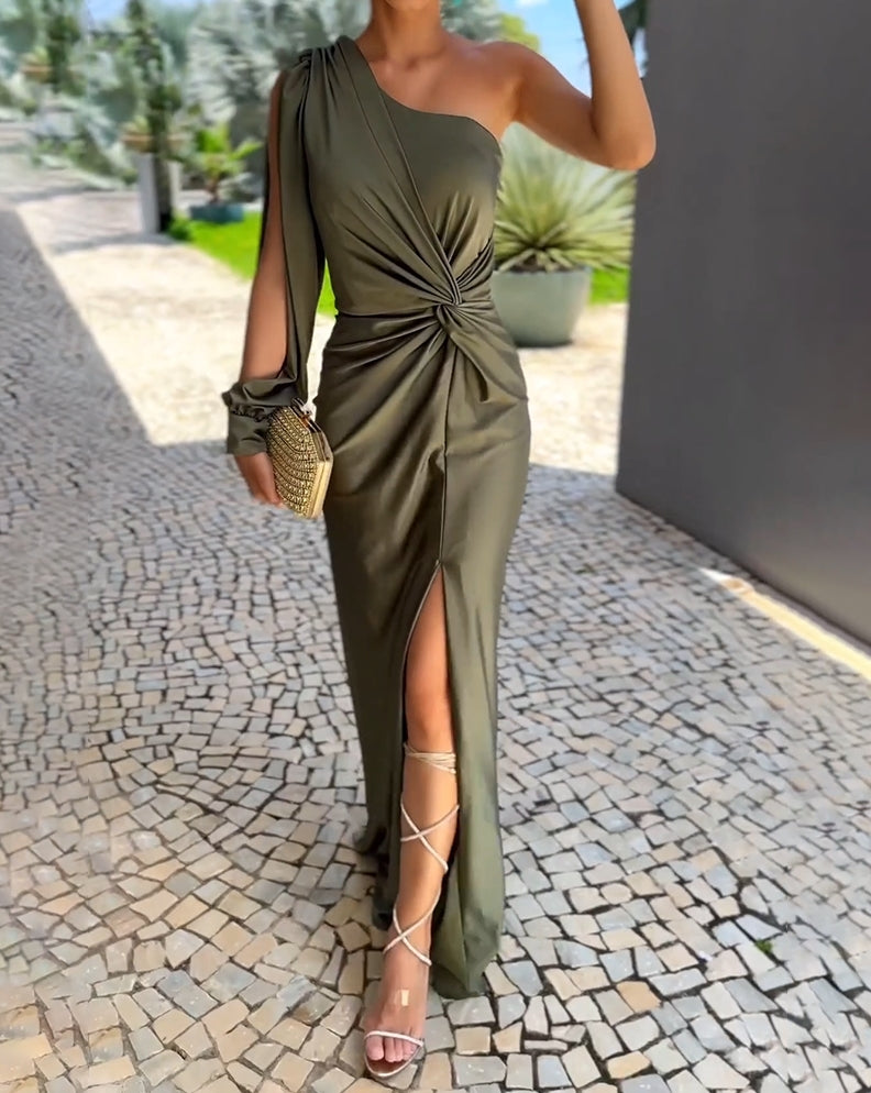 Vestido largo elegante de una manga con abertura alta y diseño ideal para eventos especiales
