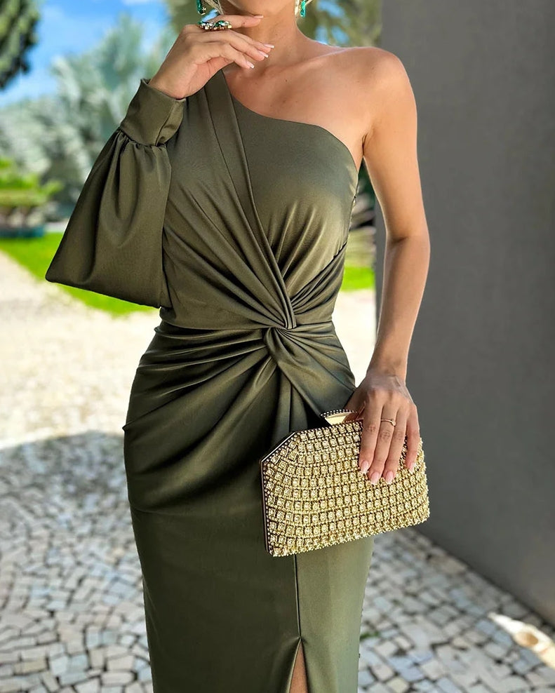 Vestido largo elegante de una manga con abertura alta y diseño ideal para eventos especiales