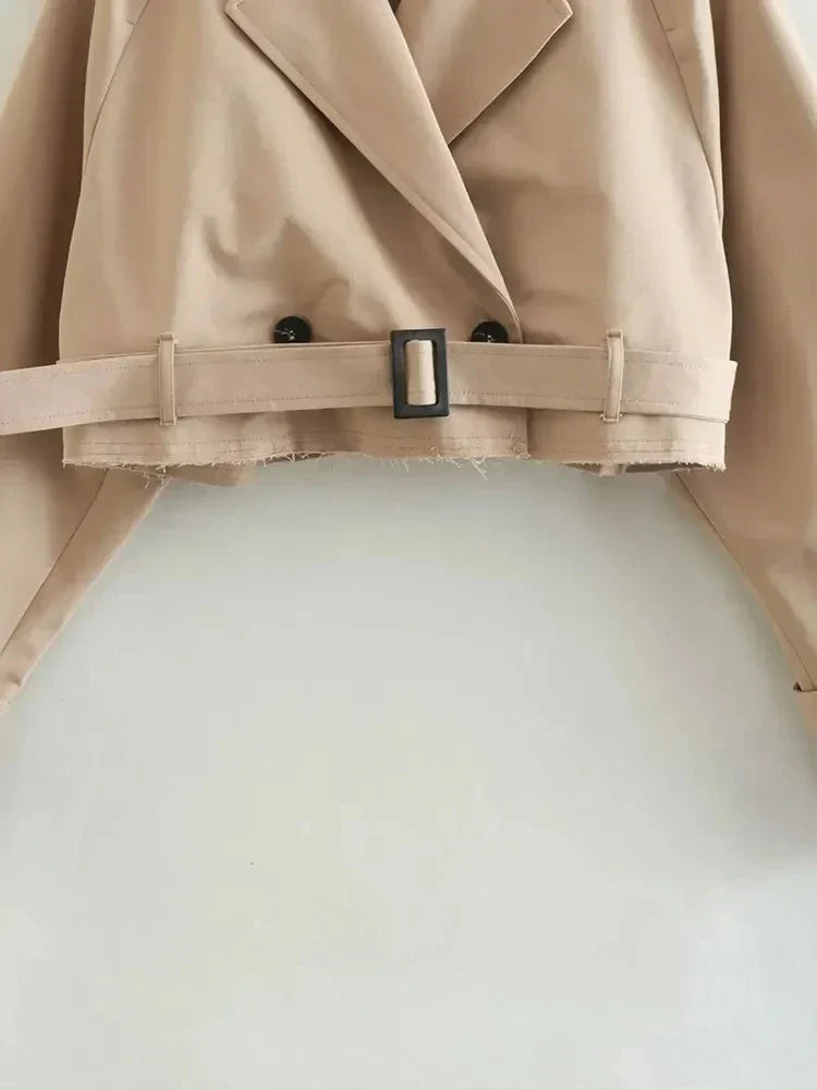 Gabardina corta para mujer con estilo moderno y sofisticado