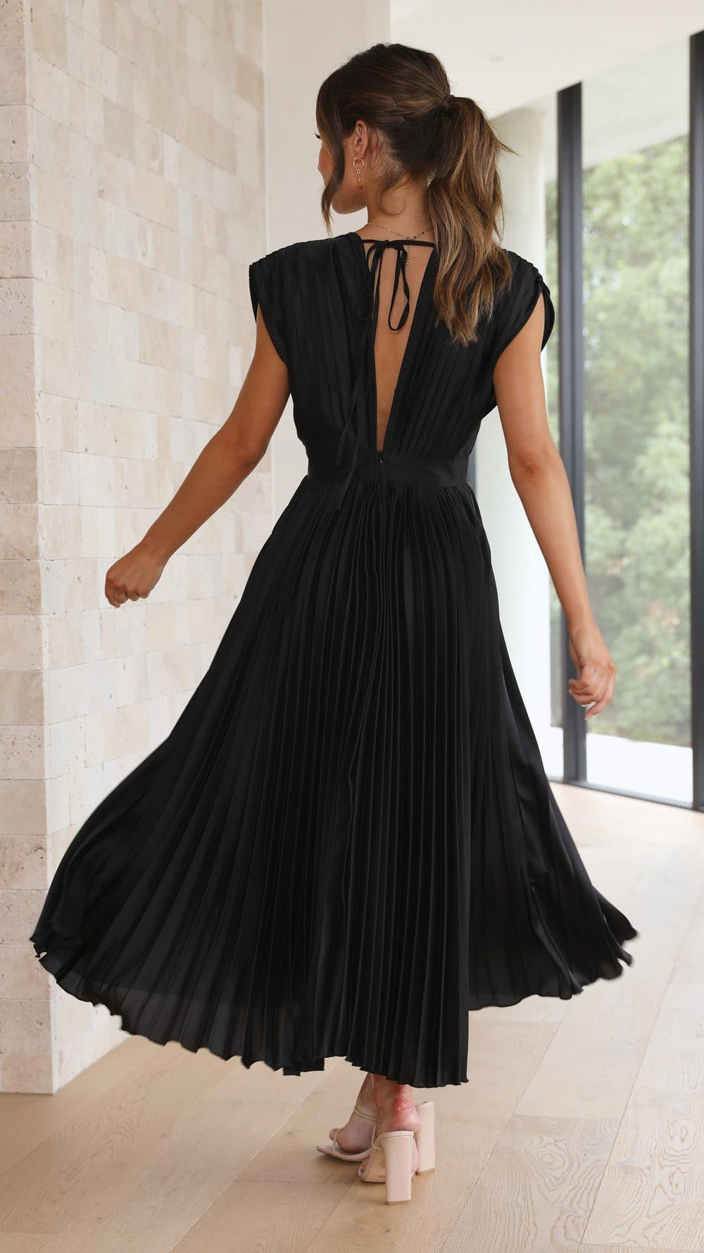 Vestido largo plisado elegante con escote en pico para ocasiones especiales