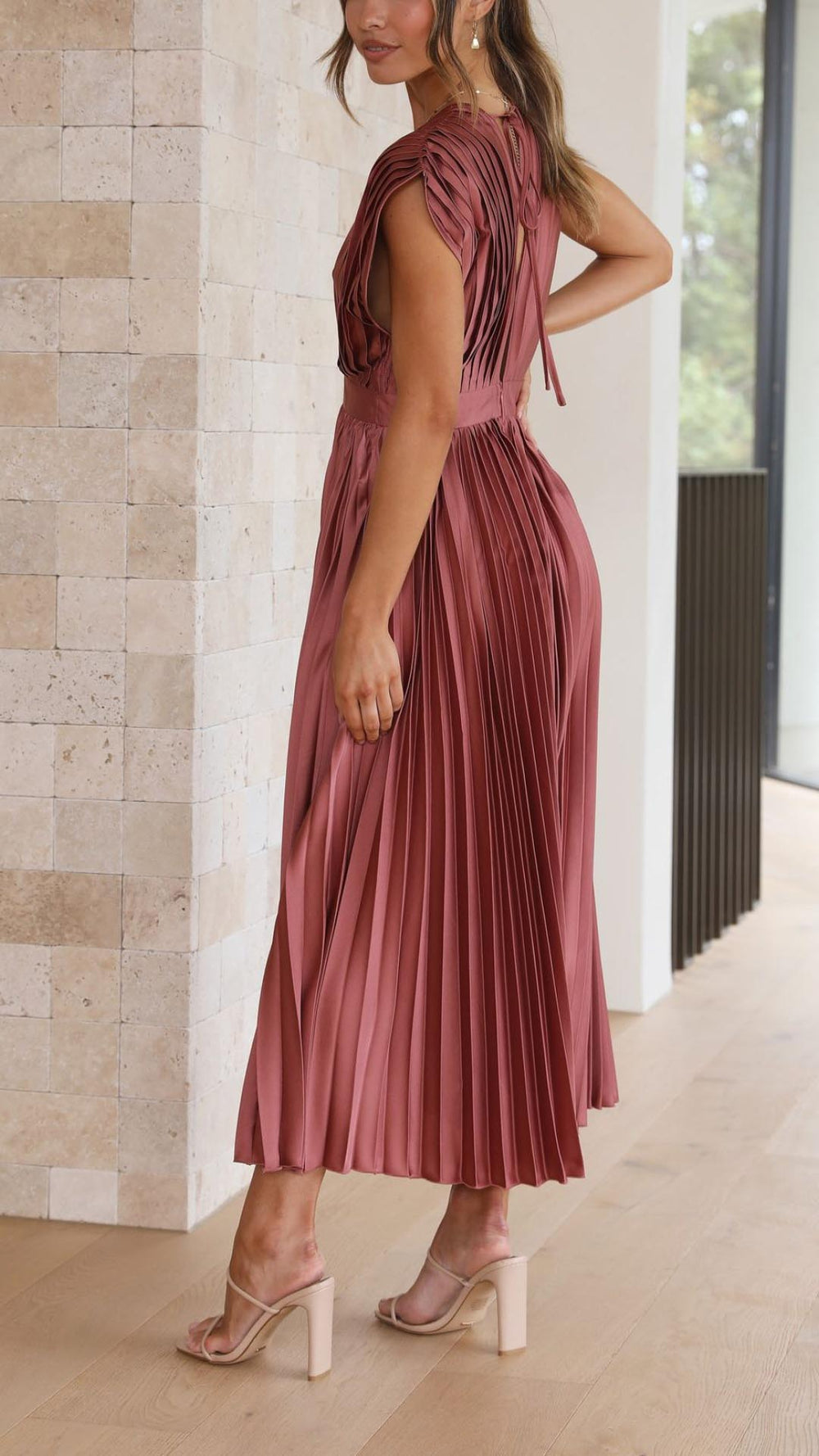 Vestido largo plisado elegante con escote en pico para ocasiones especiales