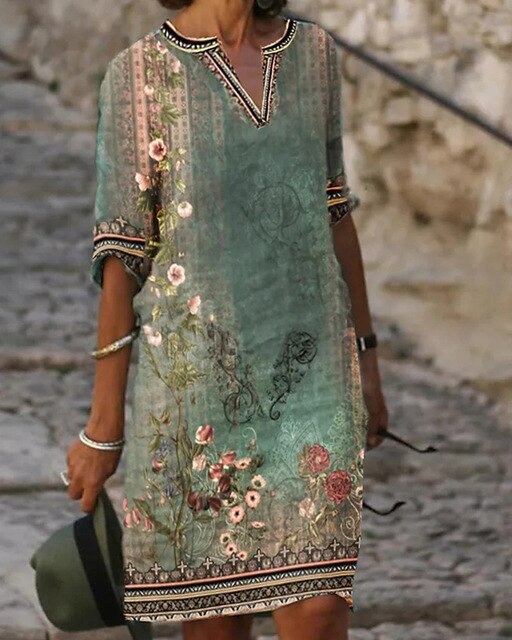 Vestido corto elegante con estampado floral de estilo boho, ideal para un mira moderno