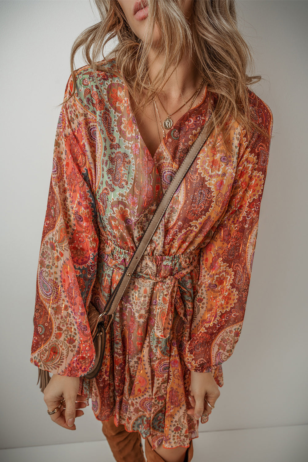 Vestido mini boho con estampado paisley, mangas largas y cinturón fruncido
