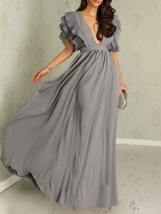 Vestido sofisticado con mangas detalladas y diseño elegante para ocasiones especiales
