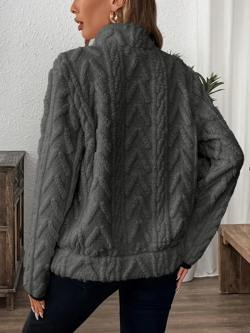 Sudadera con capucha para mujer con media cremallera y diseño moderno