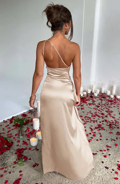 Vestido largo elegante de noche con escote asimétrico y abertura alta