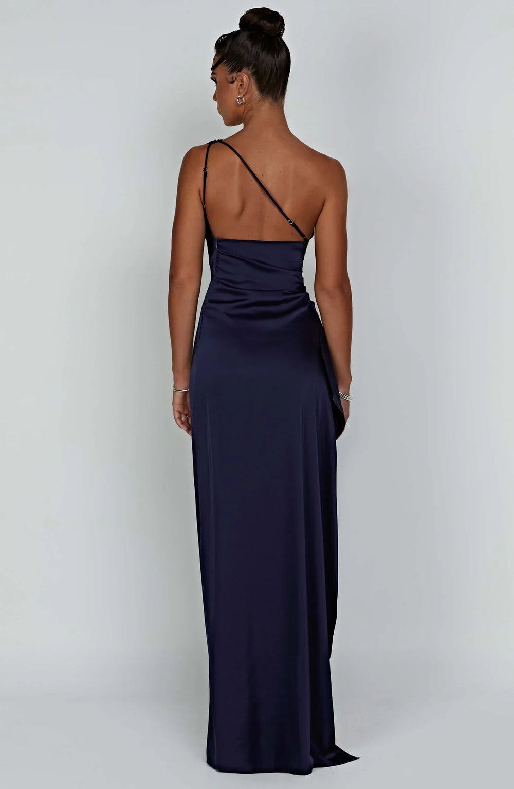 Vestido largo elegante con abertura y diseño asimétrico de un solo hombro