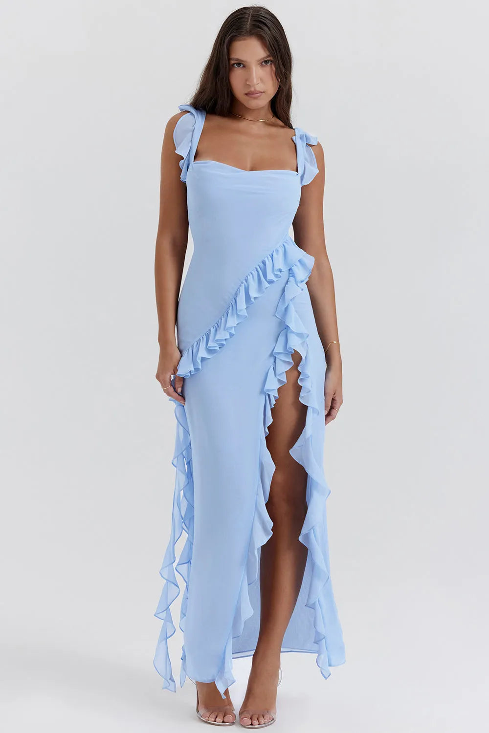 Vestido largo de verano con cuello alto y detalles elegantes ideal para ocasiones especiales