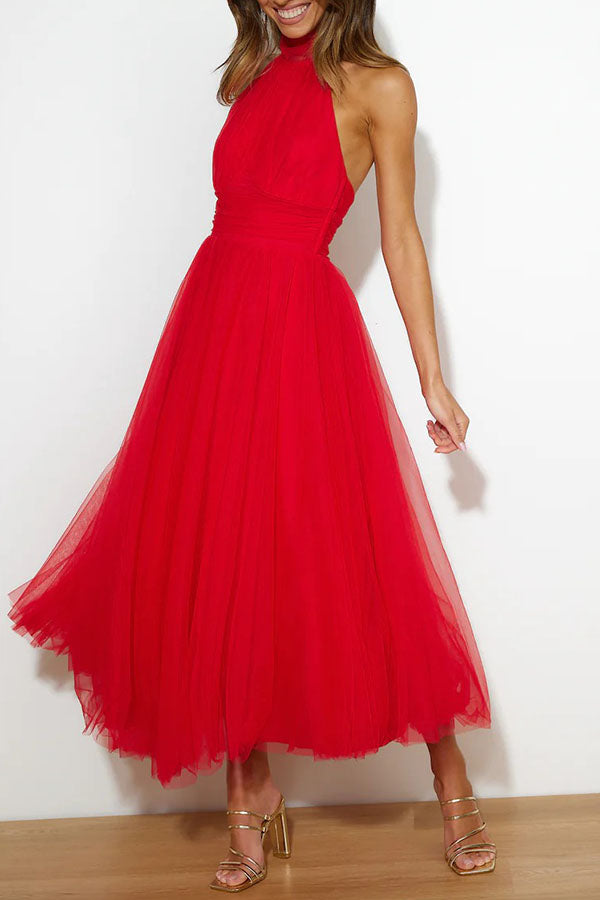 Vestido maxi con cuello halter y detalles fruncidos para un mira sofisticado