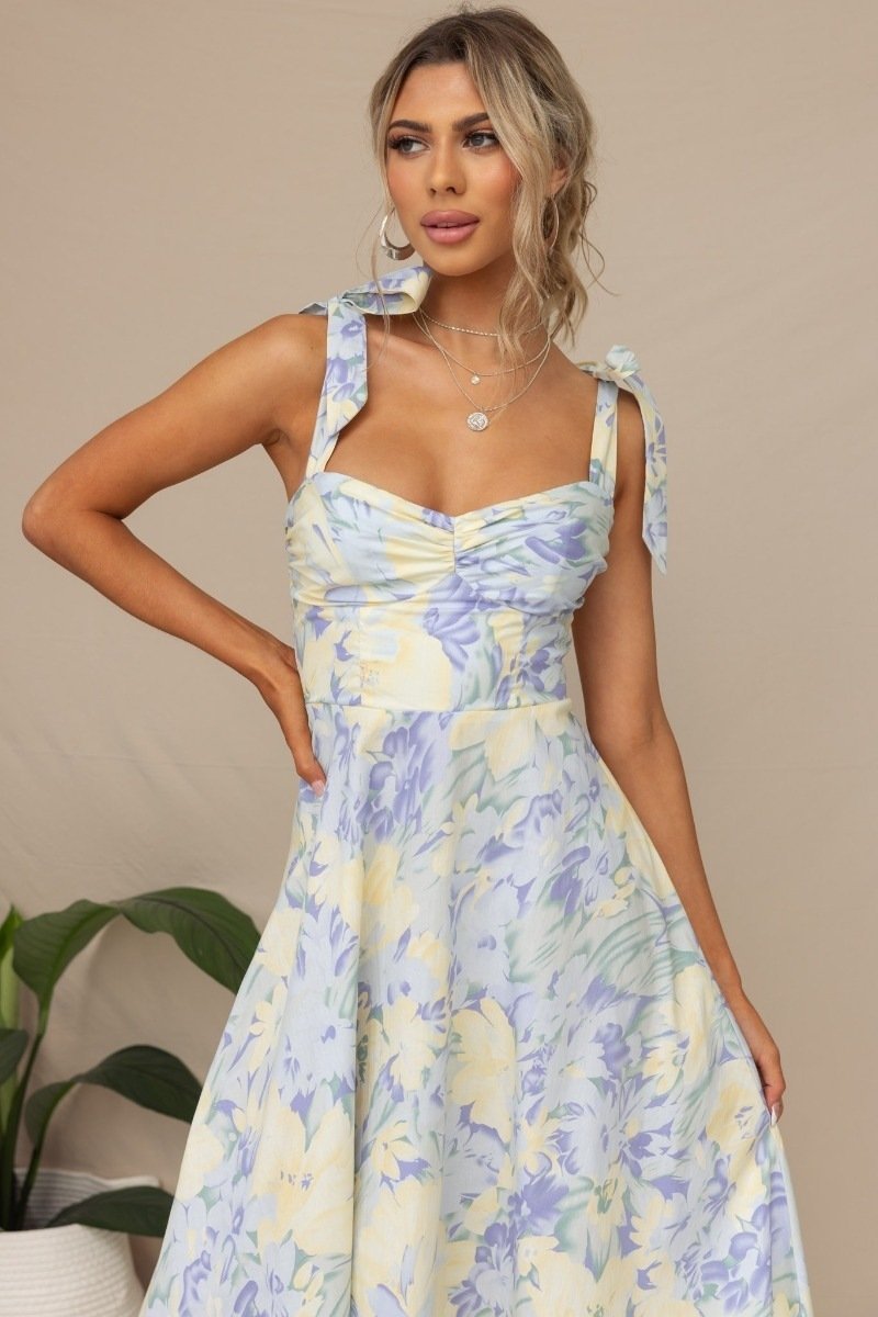 Vestido midi con diseño estampado y tirantes finos para estilo casual y moderno