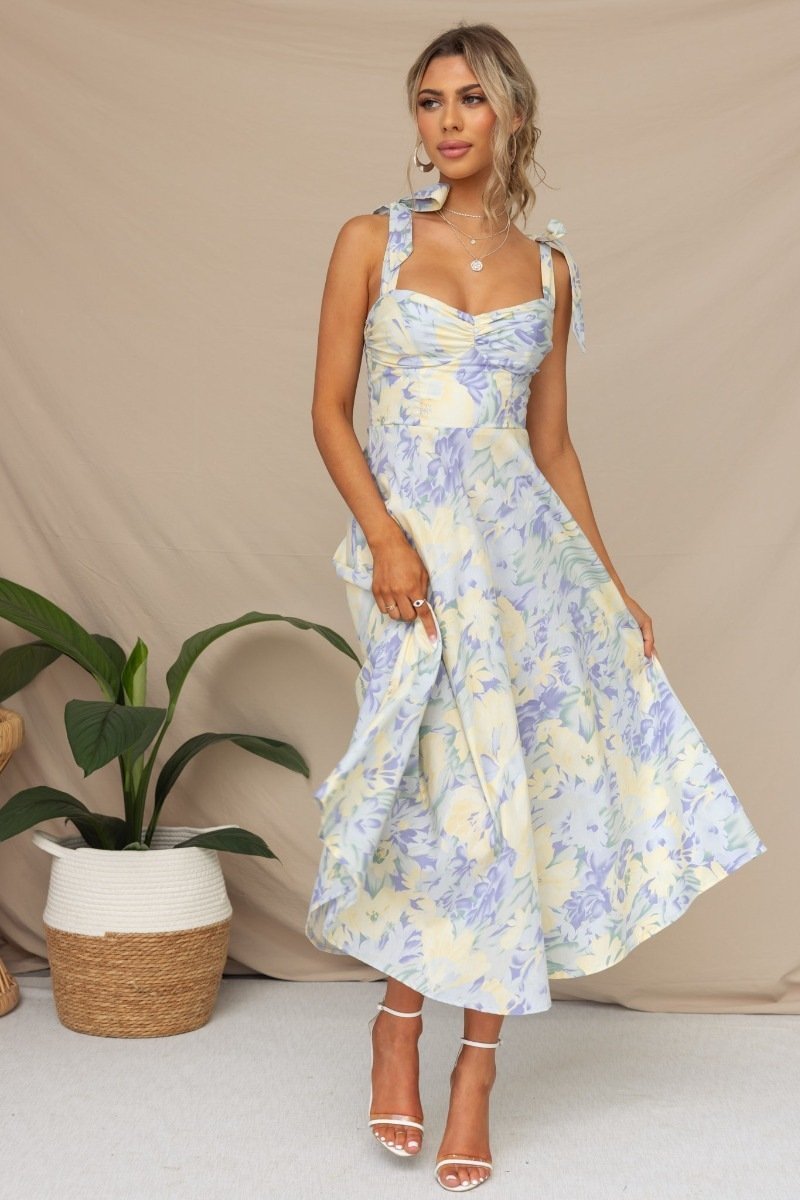 Vestido midi con diseño estampado y tirantes finos para estilo casual y moderno