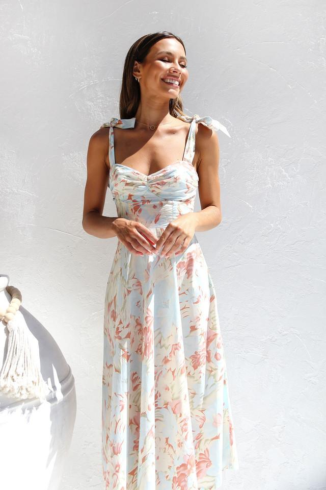 Vestido midi con diseño estampado y tirantes finos para estilo casual y moderno