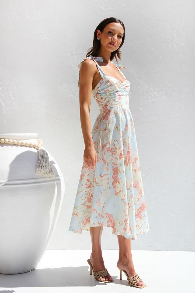 Vestido midi con diseño estampado y tirantes finos para estilo casual y moderno