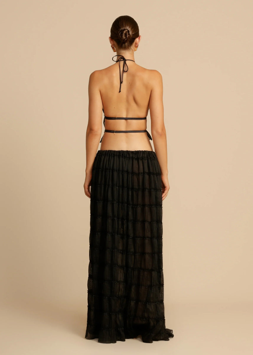 Conjunto veraniego ligero con top sin espalda y falda larga