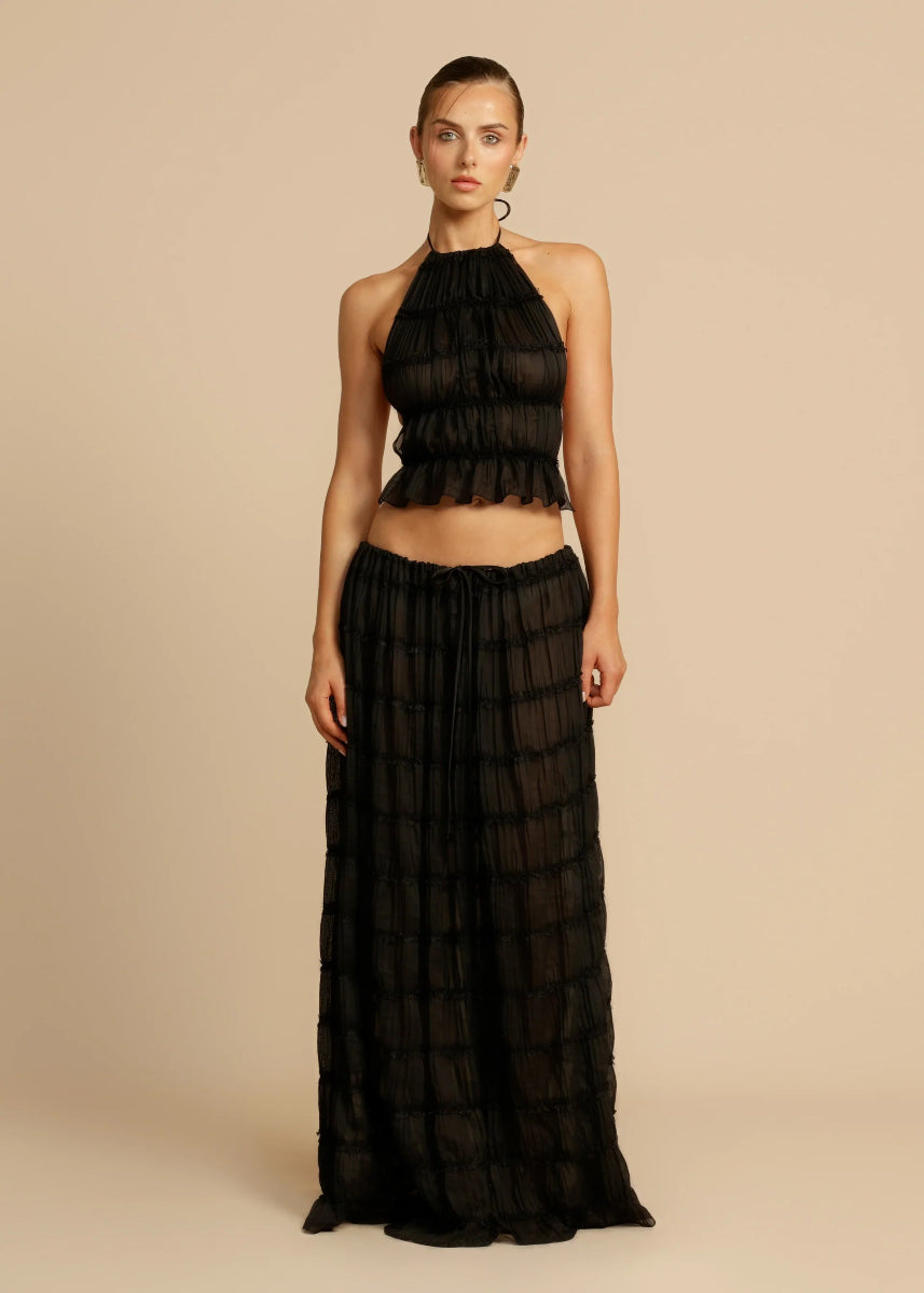 Conjunto veraniego ligero con top sin espalda y falda larga