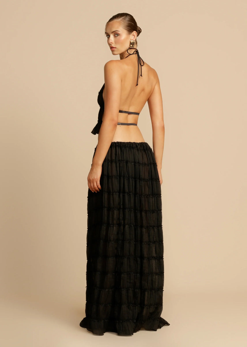 Conjunto veraniego ligero con top sin espalda y falda larga