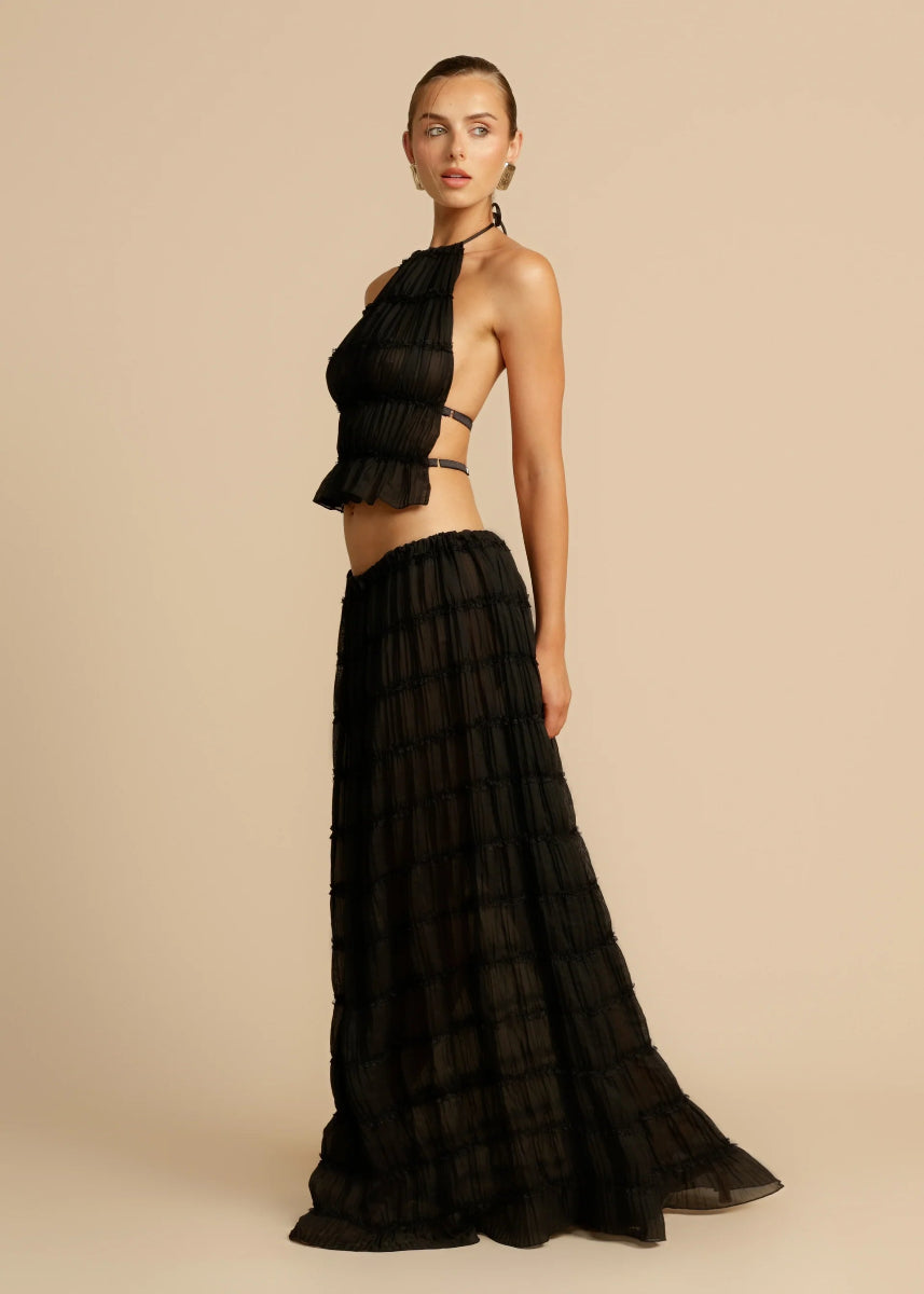 Conjunto veraniego ligero con top sin espalda y falda larga
