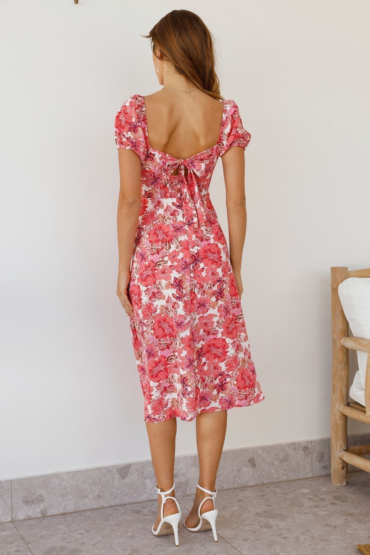 Vestido midi estampado con mangas abullonadas y diseño floral elegante