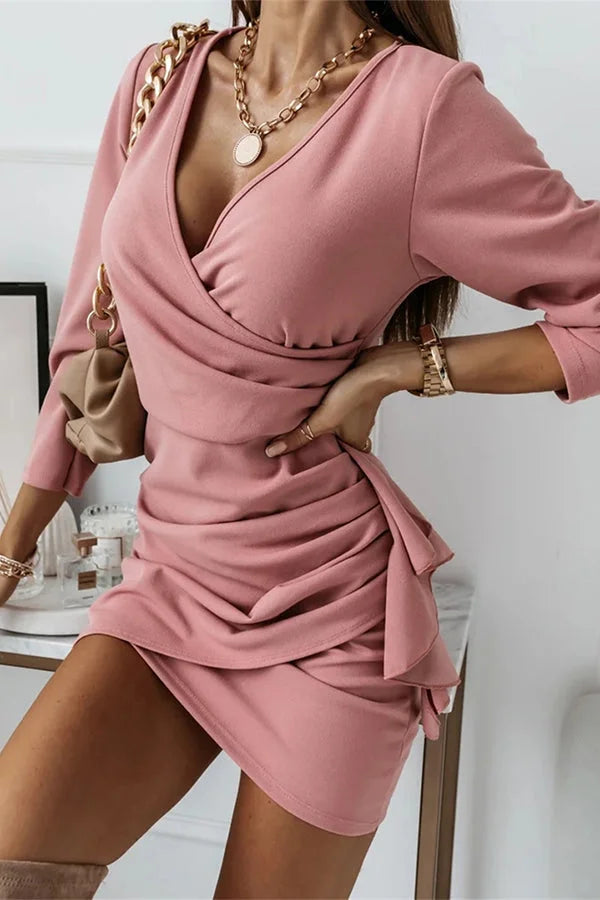 Vestido corto elegante con mangas largas y diseño fruncido ideal para ocasiones especiales