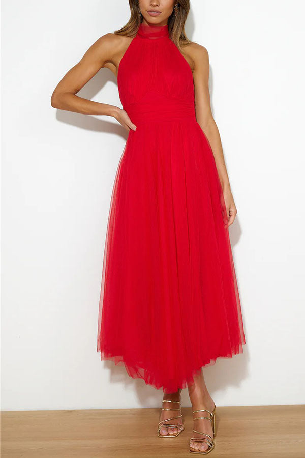 Vestido maxi con cuello halter y detalles fruncidos para un mira sofisticado