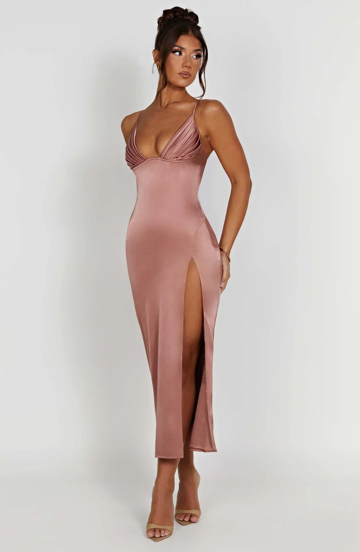Vestido midi elegante con tirantes finos para un mira sofisticado