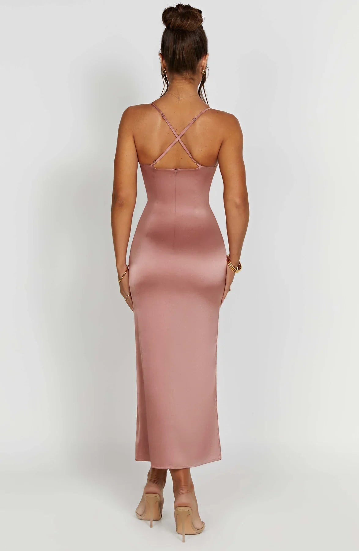 Vestido midi elegante con tirantes finos para un mira sofisticado