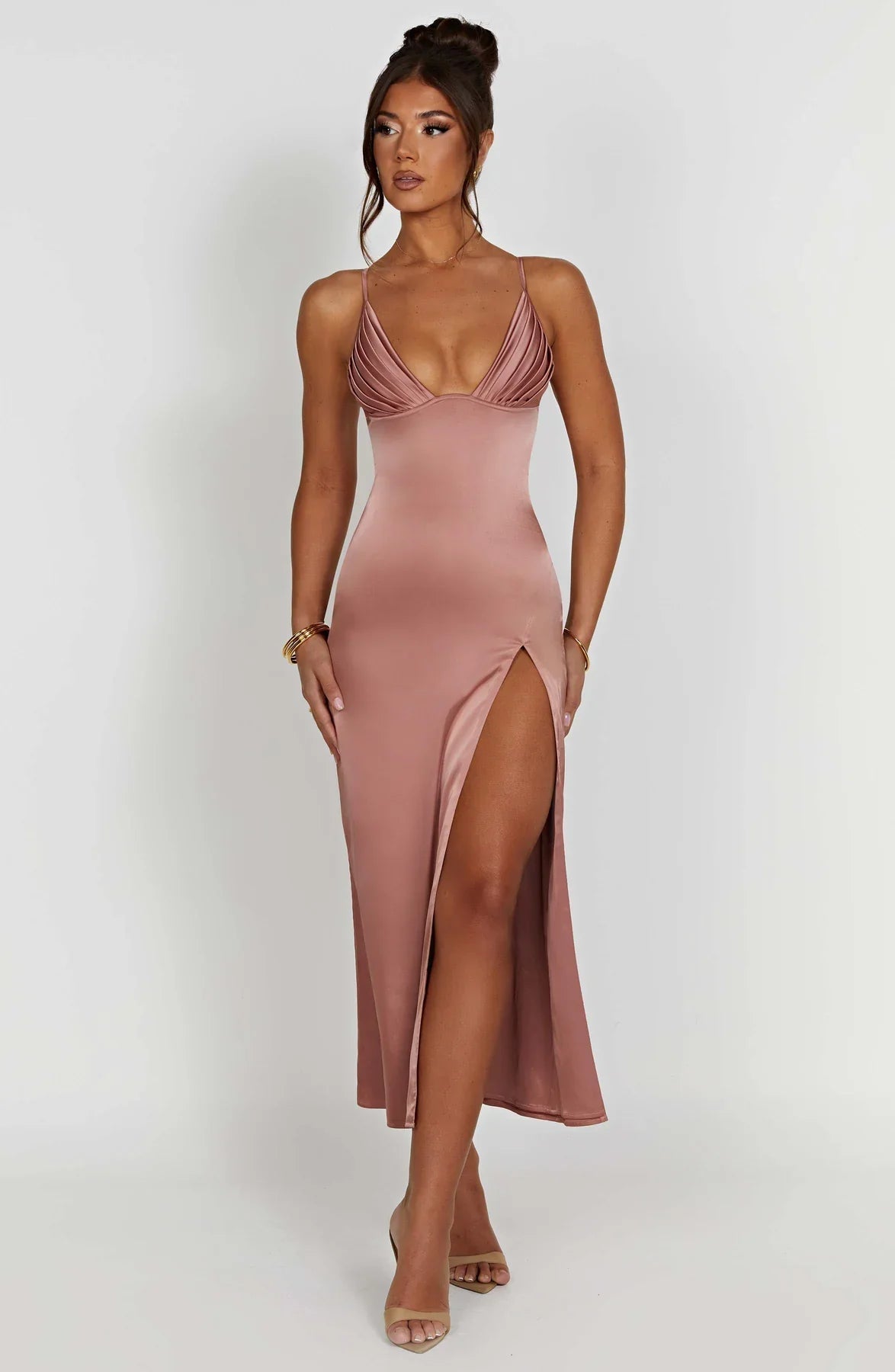 Vestido midi elegante con tirantes finos para un mira sofisticado