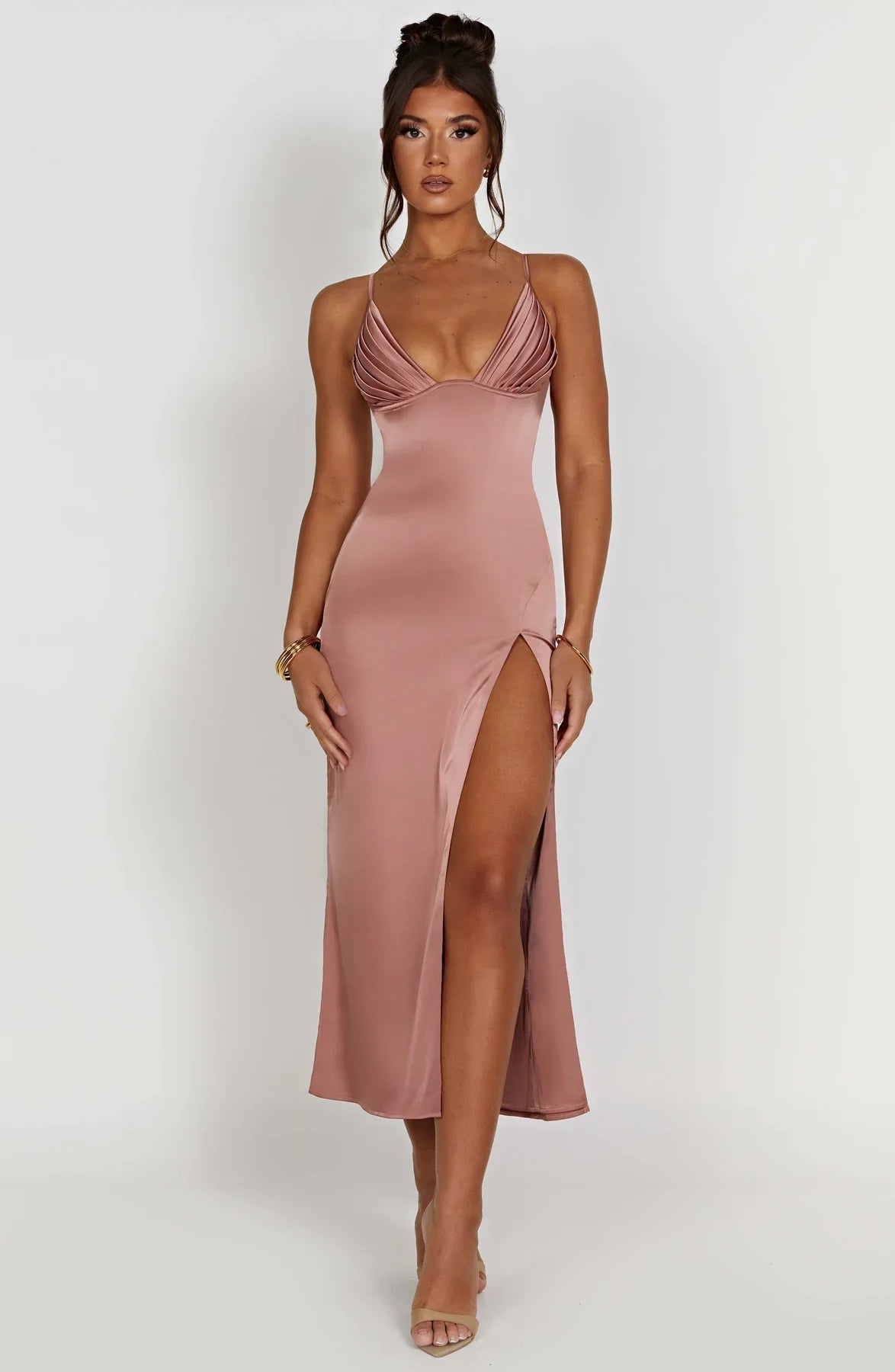 Vestido midi elegante con tirantes finos para un mira sofisticado